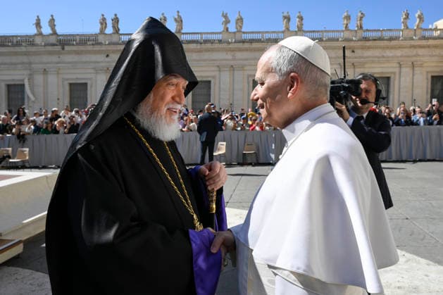 ITALY - POPE LEO XIV DURING THE WEEKLY GENERAL AUDIENCE AT ST PETER S SQUARE IN THE VATICAN- 2026 5 20 Italy, Rome, Vatican, 2026 5 20 Pope Leo XIV with Aram I, Catholicos of the Armenian Apostolic Church-See of Cilicia at the end of the weekly general audience at St Peter s Square in the Vatican EDITORIAL USE ONLY - NO BOOKS Copyright: xVATICANxMEDIAx