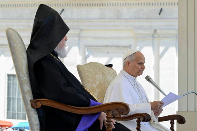 ITALY - POPE LEO XIV DURING THE WEEKLY GENERAL AUDIENCE AT ST PETER S SQUARE IN THE VATICAN- 2026 5 20 Italy, Rome, Vatican, 2026 5 20 Pope Leo XIV with Aram I, Catholicos of the Armenian Apostolic Church-See of Cilicia at the end of the weekly general audience at St Peter s Square in the Vatican EDITORIAL USE ONLY - NO BOOKS Copyright: xVATICANxMEDIAx