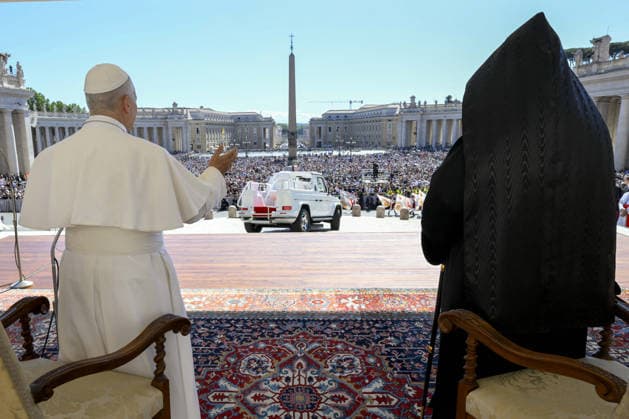 Pope Leo XIV Leads The General Audience - Vaican Pope Leo XIV and His Holiness Aram I, Catholicos of the Armenian Apostolic Church, See of Cilicia, attend the weekly general audience in Saint Peter’s square, Vatican on May 20, 2026. Pope Leo XIV thanked Catholicos Aram I for his ‘constant personal commitment to ecumenism,’ especially through the theological dialogue taking place between the Catholic Church and the Oriental Orthodox Churches. It is the first official visit of the Catholicos to Pope Leo. The jurisdiction of the Catholicosate of Cilicia covers Lebanon, Syria, Cyprus, Kuwait, United Arab Emirates, the Gulf region, Iran, Greece and the Americas. Photo by (EV) Simone Risoluti Vatican Media ABACAPRESS.COM Rome Vatican (or Holy S  Copyright: xABACAx