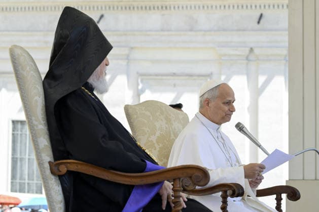 Pope Leo XIV Leads The General Audience - Vaican Pope Leo XIV and His Holiness Aram I, Catholicos of the Armenian Apostolic Church, See of Cilicia, attend the weekly general audience in Saint Peter’s square, Vatican on May 20, 2026. Pope Leo XIV thanked Catholicos Aram I for his ‘constant personal commitment to ecumenism,’ especially through the theological dialogue taking place between the Catholic Church and the Oriental Orthodox Churches. It is the first official visit of the Catholicos to Pope Leo. The jurisdiction of the Catholicosate of Cilicia covers Lebanon, Syria, Cyprus, Kuwait, United Arab Emirates, the Gulf region, Iran, Greece and the Americas. Photo by (EV) Simone Risoluti Vatican Media ABACAPRESS.COM Rome Vatican (or Holy S  Copyright: xABACAx