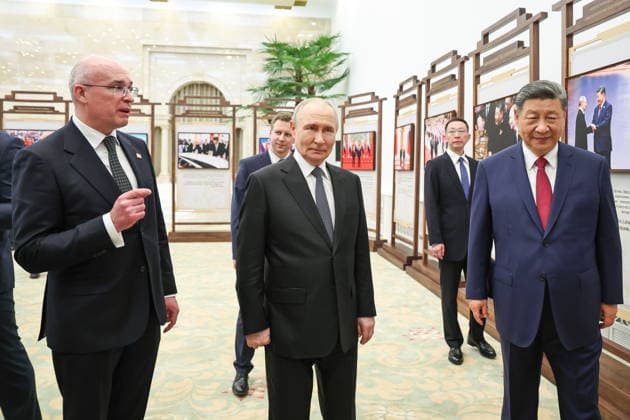 CHINA, BEIJING - MAY 20, 2026: Xi Jinping, President of China, and his counterpart Vladimir Putin of Russia, accompanied by Andrei Kondrashov (R-L front), TASS Director General, view a photography exhibition titled Unwavering Friendship of the Great Nations, Strategic Partnership of the Great Powers and held jointly by TASS and Xinhua to mark 25 years since the 2001 Treaty of Good Neighbourliness and Friendly Cooperation between Russia and China. Alexander Kazakov Russian Presidential Press and Information Office TASS  92783470