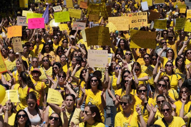 Plataforma Catalunya 0 3 demonstrates in Barcelona to demand improvements in the educational stage from zero to three years Numerous people during the official demonstration called by the educational community of the first cycle of infant education, on May 20, 2026, in Barcelona, Catalunya Espana Families and professionals integrated in the Plataforma Catalunya 0 3 march in a mobilization that goes through the center of the city from Plaça Universitat to Plaça Sant Jaume The meeting serves to demand a universal and free public network, the equalization of the working conditions of educators and a comprehensive improvement of the ratios in the classrooms 20 MAY 2026 LABOR DISPUTE EDUCATION Barcelona, Catalunya Barcelona, Catalunya Espana  Copyright: xDavidxZorrakinox 7537048