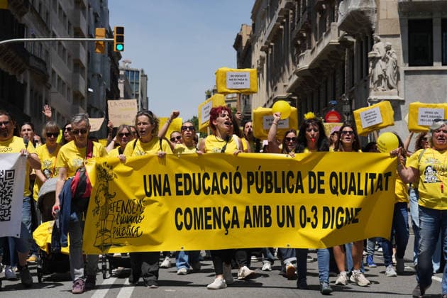 Plataforma Catalunya 0 3 demonstrates in Barcelona to demand improvements in the educational stage from zero to three years Numerous people during the official demonstration called by the educational community of the first cycle of infant education, on May 20, 2026, in Barcelona, Catalunya Espana Families and professionals integrated in the Plataforma Catalunya 0 3 march in a mobilization that goes through the center of the city from Plaça Universitat to Plaça Sant Jaume The meeting serves to demand a universal and free public network, the equalization of the working conditions of educators and a comprehensive improvement of the ratios in the classrooms 20 MAY 2026 LABOR DISPUTE EDUCATION Barcelona, Catalunya Barcelona, Catalunya Espana  Copyright: xDavidxZorrakinox 7537050
