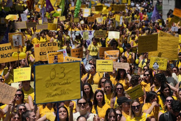 Plataforma Catalunya 0 3 demonstrates in Barcelona to demand improvements in the educational stage from zero to three years Numerous people during the official demonstration called by the educational community of the first cycle of infant education, on May 20, 2026, in Barcelona, Catalunya Espana Families and professionals integrated in the Plataforma Catalunya 0 3 march in a mobilization that goes through the center of the city from Plaça Universitat to Plaça Sant Jaume The meeting serves to demand a universal and free public network, the equalization of the working conditions of educators and a comprehensive improvement of the ratios in the classrooms 20 MAY 2026 LABOR DISPUTE EDUCATION Barcelona, Catalunya Barcelona, Catalunya Espana  Copyright: xDavidxZorrakinox 7537056
