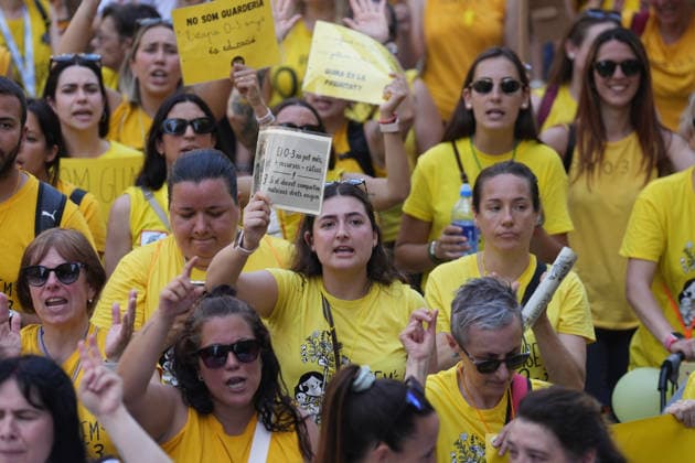 Plataforma Catalunya 0 3 demonstrates in Barcelona to demand improvements in the educational stage from zero to three years Numerous people during the official demonstration called by the educational community of the first cycle of infant education, on May 20, 2026, in Barcelona, Catalunya Espana Families and professionals integrated in the Plataforma Catalunya 0 3 march in a mobilization that goes through the center of the city from Plaça Universitat to Plaça Sant Jaume The meeting serves to demand a universal and free public network, the equalization of the working conditions of educators and a comprehensive improvement of the ratios in the classrooms 20 MAY 2026 LABOR DISPUTE EDUCATION Barcelona, Catalunya Barcelona, Catalunya Espana  Copyright: xDavidxZorrakinox 7537059