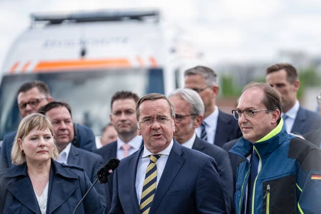 Bundesinnenminister Alexander Dobrindt (in Jacke des Zivilschutzes) und Verteidigungsminister Boris Pistorius vor dem Berliner Hauptbahnhof;Vorstellung Pakt für den Bevölkerungsschutz durch Bundesinnenminister und Verteidigungsminister mit Übergabe von 13 Einsatzfahrzeugen an den Zivilschutz, Berlin Berlin Deutschland Hauptbahnhof, Washingtonplatz *** Federal Interior Minister Alexander Dobrindt in civil defense jacket and Defense Minister Boris Pistorius in front of Berlin Central Station Presentation of the Civil Protection Pact by Federal Interior Minister and Defense Minister with handover of 13 emergency vehicles to civil defense, Berlin Berlin Germany Central Station, Washingtonplatz