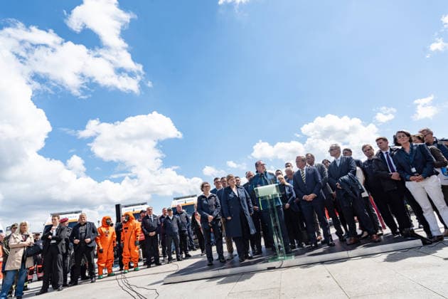 Bundesinnenminister Alexander Dobrindt (in Jacke des Zivilschutzes) und Verteidigungsminister Boris Pistorius vor dem Berliner Hauptbahnhof;Vorstellung Pakt für den Bevölkerungsschutz durch Bundesinnenminister und Verteidigungsminister mit Übergabe von 13 Einsatzfahrzeugen an den Zivilschutz, Berlin Berlin Deutschland Hauptbahnhof, Washingtonplatz *** Federal Interior Minister Alexander Dobrindt in civil defense jacket and Defense Minister Boris Pistorius in front of Berlin Central Station Presentation of the Civil Protection Pact by Federal Interior Minister and Defense Minister with handover of 13 emergency vehicles to civil defense, Berlin Berlin Germany Central Station, Washingtonplatz