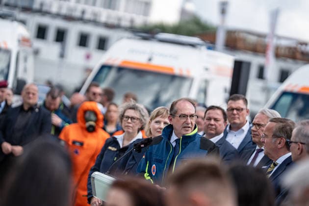 Bundesinnenminister Alexander Dobrindt (in Jacke des Zivilschutzes) und Verteidigungsminister Boris Pistorius vor dem Berliner Hauptbahnhof;Vorstellung Pakt für den Bevölkerungsschutz durch Bundesinnenminister und Verteidigungsminister mit Übergabe von 13 Einsatzfahrzeugen an den Zivilschutz, Berlin Berlin Deutschland Hauptbahnhof, Washingtonplatz *** Federal Interior Minister Alexander Dobrindt in civil defense jacket and Defense Minister Boris Pistorius in front of Berlin Central Station Presentation of the Civil Protection Pact by Federal Interior Minister and Defense Minister with handover of 13 emergency vehicles to civil defense, Berlin Berlin Germany Central Station, Washingtonplatz