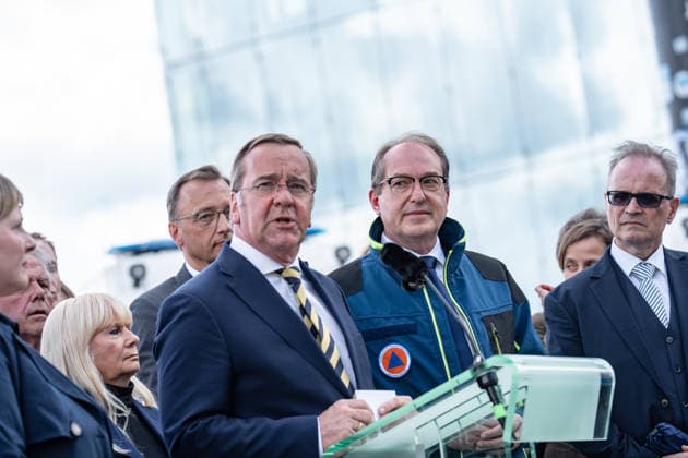 Bundesinnenminister Alexander Dobrindt (in Jacke des Zivilschutzes) und Verteidigungsminister Boris Pistorius vor dem Berliner Hauptbahnhof;Vorstellung Pakt für den Bevölkerungsschutz durch Bundesinnenminister und Verteidigungsminister mit Übergabe von 13 Einsatzfahrzeugen an den Zivilschutz, Berlin Berlin Deutschland Hauptbahnhof, Washingtonplatz *** Federal Interior Minister Alexander Dobrindt in civil defense jacket and Defense Minister Boris Pistorius in front of Berlin Central Station Presentation of the Civil Protection Pact by Federal Interior Minister and Defense Minister with handover of 13 emergency vehicles to civil defense, Berlin Berlin Germany Central Station, Washingtonplatz