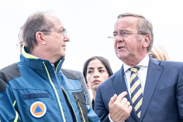 Bundesinnenminister Alexander Dobrindt (in Jacke des Zivilschutzes) und Verteidigungsminister Boris Pistorius vor dem Berliner Hauptbahnhof;Vorstellung Pakt für den Bevölkerungsschutz durch Bundesinnenminister und Verteidigungsminister mit Übergabe von 13 Einsatzfahrzeugen an den Zivilschutz, Berlin Berlin Deutschland Hauptbahnhof, Washingtonplatz *** Federal Interior Minister Alexander Dobrindt in civil defense jacket and Defense Minister Boris Pistorius in front of Berlin Central Station Presentation of the Civil Protection Pact by Federal Interior Minister and Defense Minister with handover of 13 emergency vehicles to civil defense, Berlin Berlin Germany Central Station, Washingtonplatz