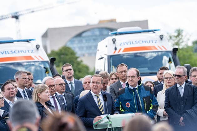 Bundesinnenminister Alexander Dobrindt (in Jacke des Zivilschutzes) und Verteidigungsminister Boris Pistorius vor dem Berliner Hauptbahnhof;Vorstellung Pakt für den Bevölkerungsschutz durch Bundesinnenminister und Verteidigungsminister mit Übergabe von 13 Einsatzfahrzeugen an den Zivilschutz, Berlin Berlin Deutschland Hauptbahnhof, Washingtonplatz *** Federal Interior Minister Alexander Dobrindt in civil defense jacket and Defense Minister Boris Pistorius in front of Berlin Central Station Presentation of the Civil Protection Pact by Federal Interior Minister and Defense Minister with handover of 13 emergency vehicles to the Civil Defense, Berlin Berlin Germany Central Station, Washingtonplatz