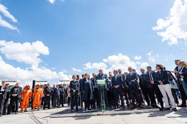 Bundesinnenminister Alexander Dobrindt (in Jacke des Zivilschutzes) und Verteidigungsminister Boris Pistorius vor dem Berliner Hauptbahnhof;Vorstellung Pakt für den Bevölkerungsschutz durch Bundesinnenminister und Verteidigungsminister mit Übergabe von 13 Einsatzfahrzeugen an den Zivilschutz, Berlin Berlin Deutschland Hauptbahnhof, Washingtonplatz *** Federal Interior Minister Alexander Dobrindt in civil defense jacket and Defense Minister Boris Pistorius in front of Berlin Central Station Presentation of the Civil Protection Pact by Federal Interior Minister and Defense Minister with handover of 13 emergency vehicles to civil defense, Berlin Berlin Germany Central Station, Washingtonplatz