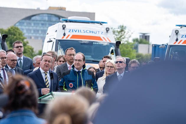 Bundesinnenminister Alexander Dobrindt (in Jacke des Zivilschutzes) und Verteidigungsminister Boris Pistorius vor dem Berliner Hauptbahnhof;Vorstellung Pakt für den Bevölkerungsschutz durch Bundesinnenminister und Verteidigungsminister mit Übergabe von 13 Einsatzfahrzeugen an den Zivilschutz, Berlin Berlin Deutschland Hauptbahnhof, Washingtonplatz *** Federal Interior Minister Alexander Dobrindt in civil defense jacket and Defense Minister Boris Pistorius in front of Berlin Central Station Presentation of the Civil Protection Pact by Federal Interior Minister and Defense Minister with handover of 13 emergency vehicles to civil defense, Berlin Berlin Germany Central Station, Washingtonplatz