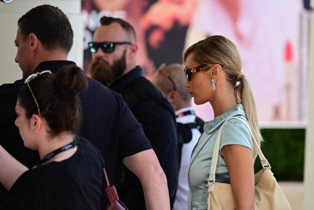 Bella Hadid has lunch at the beach restaurant of the Hotel Martinez and then returns to the hotel for a photo shoot for a perfume on the balcony on Wednesday, May 20, 2026, during the 79th Cannes Film Festival Romain Doucelin Agency Bestimage Cannes France  Copyright: xRomainxDoucelinx xBestimagexRomainxDoucelinx xBestimagex