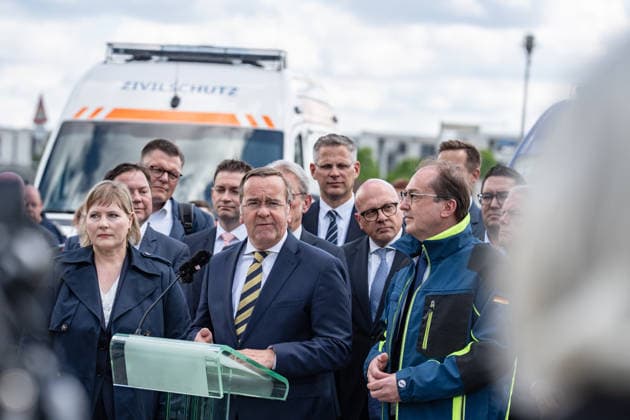 Bundesinnenminister Alexander Dobrindt (in Jacke des Zivilschutzes) und Verteidigungsminister Boris Pistorius vor dem Berliner Hauptbahnhof;Vorstellung Pakt für den Bevölkerungsschutz durch Bundesinnenminister und Verteidigungsminister mit Übergabe von 13 Einsatzfahrzeugen an den Zivilschutz, Berlin Berlin Deutschland Hauptbahnhof, Washingtonplatz *** Federal Interior Minister Alexander Dobrindt in civil defense jacket and Defense Minister Boris Pistorius in front of Berlin Central Station Presentation of the Civil Protection Pact by Federal Interior Minister and Defense Minister with handover of 13 emergency vehicles to civil defense, Berlin Berlin Germany Central Station, Washingtonplatz