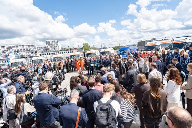 Bundesinnenminister Alexander Dobrindt (in Jacke des Zivilschutzes) und Verteidigungsminister Boris Pistorius vor dem Berliner Hauptbahnhof;Vorstellung Pakt für den Bevölkerungsschutz durch Bundesinnenminister und Verteidigungsminister mit Übergabe von 13 Einsatzfahrzeugen an den Zivilschutz, Berlin Berlin Deutschland Hauptbahnhof, Washingtonplatz *** Federal Interior Minister Alexander Dobrindt in civil defense jacket and Defense Minister Boris Pistorius in front of Berlin Central Station Presentation of the Civil Protection Pact by Federal Interior Minister and Defense Minister with handover of 13 emergency vehicles to civil defense, Berlin Berlin Germany Central Station, Washingtonplatz