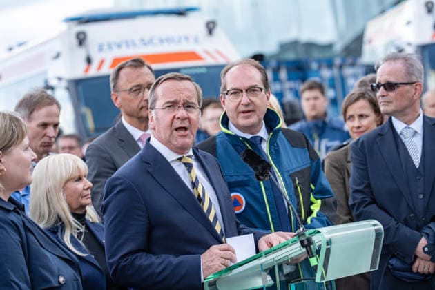 Bundesinnenminister Alexander Dobrindt (in Jacke des Zivilschutzes) und Verteidigungsminister Boris Pistorius vor dem Berliner Hauptbahnhof;Vorstellung Pakt für den Bevölkerungsschutz durch Bundesinnenminister und Verteidigungsminister mit Übergabe von 13 Einsatzfahrzeugen an den Zivilschutz, Berlin Berlin Deutschland Hauptbahnhof, Washingtonplatz *** Federal Interior Minister Alexander Dobrindt in civil defense jacket and Defense Minister Boris Pistorius in front of Berlin Central Station Presentation of the Civil Protection Pact by Federal Interior Minister and Defense Minister with handover of 13 emergency vehicles to civil defense, Berlin Berlin Germany Central Station, Washingtonplatz