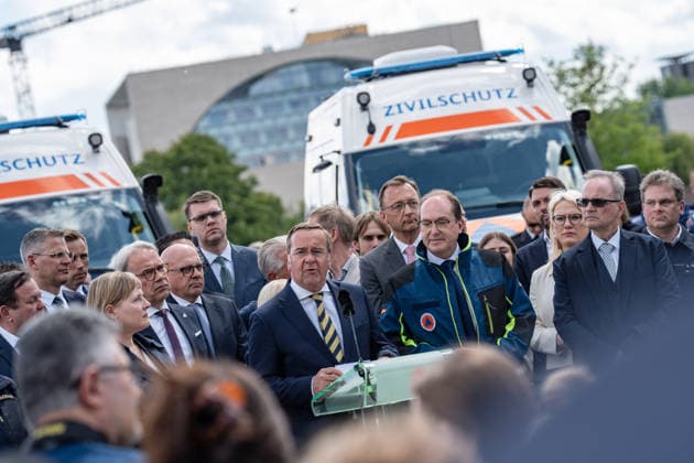 Bundesinnenminister Alexander Dobrindt (in Jacke des Zivilschutzes) und Verteidigungsminister Boris Pistorius vor dem Berliner Hauptbahnhof;Vorstellung Pakt für den Bevölkerungsschutz durch Bundesinnenminister und Verteidigungsminister mit Übergabe von 13 Einsatzfahrzeugen an den Zivilschutz, Berlin Berlin Deutschland Hauptbahnhof, Washingtonplatz *** Federal Interior Minister Alexander Dobrindt in civil defense jacket and Defense Minister Boris Pistorius in front of Berlin Central Station Presentation of the Civil Protection Pact by Federal Interior Minister and Defense Minister with handover of 13 emergency vehicles to civil defense, Berlin Berlin Germany Central Station, Washingtonplatz