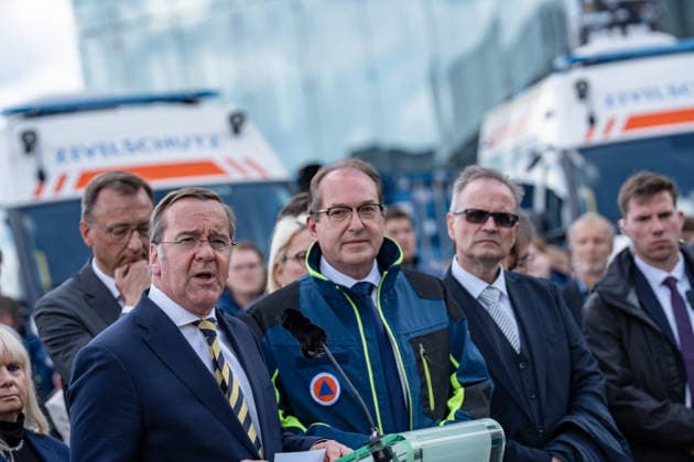 Bundesinnenminister Alexander Dobrindt (in Jacke des Zivilschutzes) und Verteidigungsminister Boris Pistorius vor dem Berliner Hauptbahnhof;Vorstellung Pakt für den Bevölkerungsschutz durch Bundesinnenminister und Verteidigungsminister mit Übergabe von 13 Einsatzfahrzeugen an den Zivilschutz, Berlin Berlin Deutschland Hauptbahnhof, Washingtonplatz *** Federal Interior Minister Alexander Dobrindt in civil defense jacket and Defense Minister Boris Pistorius in front of Berlin Central Station Presentation of the Civil Protection Pact by Federal Interior Minister and Defense Minister with handover of 13 emergency vehicles to civil defense, Berlin Berlin Germany Central Station, Washingtonplatz