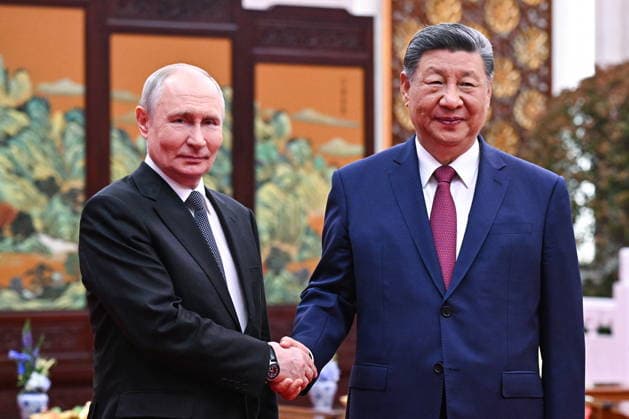 CHINA, BEIJING - MAY 20, 2026: Vladimir Putin (L), President of Russia, and his counterpart Xi Jinping of China shake hands during an informal tea meeting at the Great Hall of the People. Putin s official visit marks 25 years since the 2001 Treaty of Good Neighbourliness and Friendly Cooperation between Russia and China Beijing China  - ZUMAt113 20260520_zaa_t113_488 Copyright: xKristinaxSolovyovax