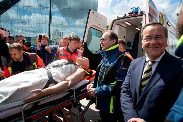 Vorstellung des Pakt fuer den Bevoelkerungsschutz und Uebergabe 13 Einsatzfahrzeuge fuer den Zivilschutz Bundesinnenminister Alexander Dobrindt mit Bundesverteidigungsminister Boris Pistorius beim gemeinsamen Rundgang beim Sanitaetsdienst zur Vorstellung des Pakt fuer den Bevoelkerungsschutz und Uebergabe 13 Einsatzfahrzeuge fuer den Zivilschutz. Im Mittelpunkt des Termins stehen die Investitionen des Bundes zur Staerkung des Bevoelkerungsschutzes in Deutschland. Spezialfaehigkeiten des Zivilschutzes sowie praktische Hinweise zum Selbstschutz. Uebergabe 13 Spezialfahrzeuge fuer den Zivilschutz an ehrenamtliche Einsatzkraefte aus Baden-Württemberg, Berlin, Brandenburg und Thueringen., Berlin , 20.05.2026 Berlin Berlin Deutschland ***