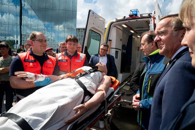 Vorstellung des Pakt fuer den Bevoelkerungsschutz und Uebergabe 13 Einsatzfahrzeuge fuer den Zivilschutz Bundesinnenminister Alexander Dobrindt mit Bundesverteidigungsminister Boris Pistorius beim gemeinsamen Rundgang beim Sanitaetsdienst zur Vorstellung des Pakt fuer den Bevoelkerungsschutz und Uebergabe 13 Einsatzfahrzeuge fuer den Zivilschutz. Im Mittelpunkt des Termins stehen die Investitionen des Bundes zur Staerkung des Bevoelkerungsschutzes in Deutschland. Spezialfaehigkeiten des Zivilschutzes sowie praktische Hinweise zum Selbstschutz. Uebergabe 13 Spezialfahrzeuge fuer den Zivilschutz an ehrenamtliche Einsatzkraefte aus Baden-Württemberg, Berlin, Brandenburg und Thueringen., Berlin , 20.05.2026 Berlin Berlin Deutschland ***