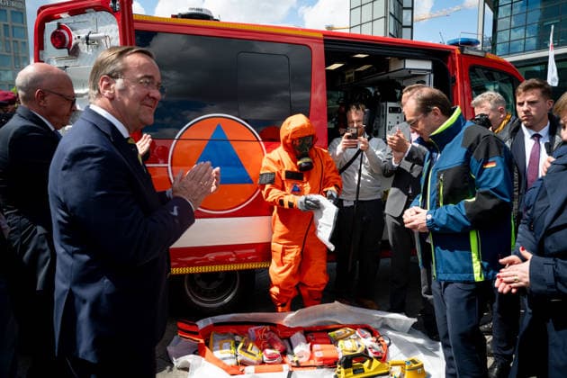 Vorstellung des Pakt fuer den Bevoelkerungsschutz und Uebergabe 13 Einsatzfahrzeuge fuer den Zivilschutz Bundesinnenminister Alexander Dobrindt mit Bundesverteidigungsminister Boris Pistorius bei ihrem gemeinsamen Rundgaung beim CBRN-Schutz und Vorstellung des Pakt fuer den Bevoelkerungsschutz und Uebergabe 13 Einsatzfahrzeuge fuer den Zivilschutz. Im Mittelpunkt des Termins stehen die Investitionen des Bundes zur Staerkung des Bevoelkerungsschutzes in Deutschland. Spezialfaehigkeiten des Zivilschutzes sowie praktische Hinweise zum Selbstschutz. Uebergabe 13 Spezialfahrzeuge fuer den Zivilschutz an ehrenamtliche Einsatzkraefte aus Baden-Württemberg, Berlin, Brandenburg und Thueringen., Berlin , 20.05.2026 Berlin Berlin Deutschland *