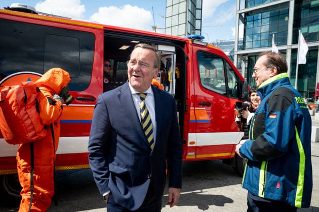 Vorstellung des Pakt fuer den Bevoelkerungsschutz und Uebergabe 13 Einsatzfahrzeuge fuer den Zivilschutz Bundesinnenminister Alexander Dobrindt mit Bundesverteidigungsminister Boris Pistorius bei ihrem gemeinsamen Rundgaung beim CBRN-Schutz und Vorstellung des Pakt fuer den Bevoelkerungsschutz und Uebergabe 13 Einsatzfahrzeuge fuer den Zivilschutz. Im Mittelpunkt des Termins stehen die Investitionen des Bundes zur Staerkung des Bevoelkerungsschutzes in Deutschland. Spezialfaehigkeiten des Zivilschutzes sowie praktische Hinweise zum Selbstschutz. Uebergabe 13 Spezialfahrzeuge fuer den Zivilschutz an ehrenamtliche Einsatzkraefte aus Baden-Württemberg, Berlin, Brandenburg und Thueringen., Berlin , 20.05.2026 Berlin Berlin Deutschland *