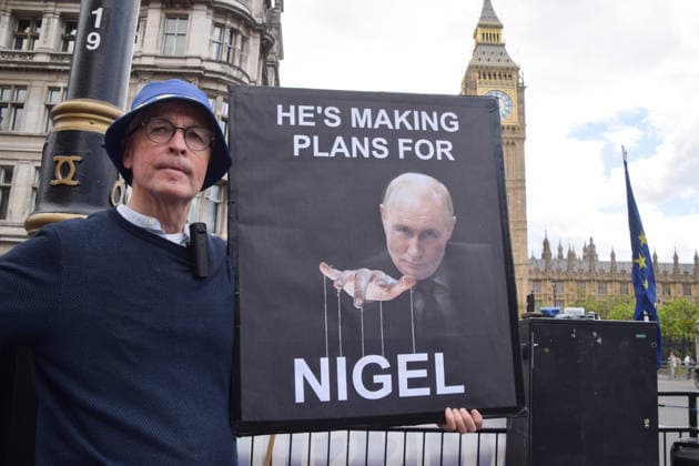 May 20, 2026, London, England, United Kingdom: An activist holds a placard asserting that Putin is making plans for Nigel during a weekly anti-Brexit and pro-EU protest in Parliament Square. London United Kingdom  - ZUMAv130 20260520_zip_v130_015 Copyright: xVukxValcicx