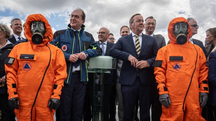 Bundesinnenminister Alexander Dobrindt (in Jacke des Zivilschutzes) und Verteidigungsminister Boris Pistorius vor dem Berliner Hauptbahnhof;Vorstellung Pakt für den Bevölkerungsschutz durch Bundesinnenminister und Verteidigungsminister mit Übergabe von 13 Einsatzfahrzeugen an den Zivilschutz, Berlin Berlin Deutschland Hauptbahnhof, Washingtonplatz *** Federal Interior Minister Alexander Dobrindt in civil defense jacket and Defense Minister Boris Pistorius in front of Berlin Central Station Presentation of the Civil Protection Pact by Federal Interior Minister and Defense Minister with handover of 13 emergency vehicles to the Civil Defense, Berlin Berlin Germany Central Station, Washingtonplatz