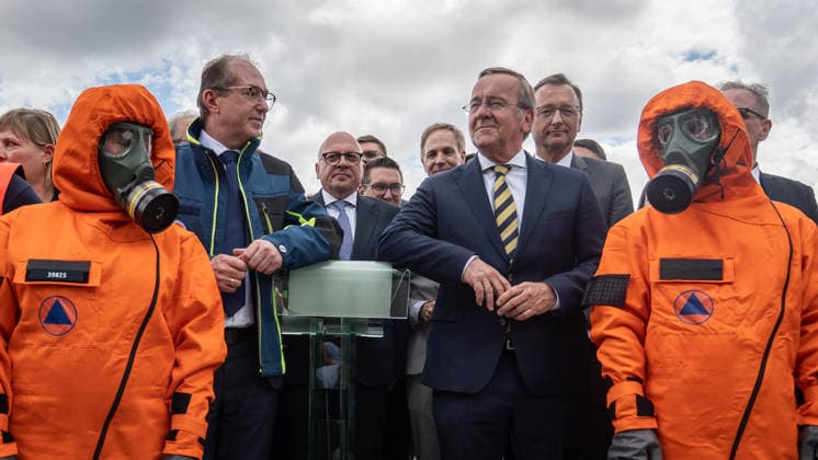 Bundesinnenminister Alexander Dobrindt (in Jacke des Zivilschutzes) und Verteidigungsminister Boris Pistorius vor dem Berliner Hauptbahnhof;Vorstellung Pakt für den Bevölkerungsschutz durch Bundesinnenminister und Verteidigungsminister mit Übergabe von 13 Einsatzfahrzeugen an den Zivilschutz, Berlin Berlin Deutschland Hauptbahnhof, Washingtonplatz *** Federal Interior Minister Alexander Dobrindt in civil defense jacket and Defense Minister Boris Pistorius in front of Berlin Central Station Presentation of the Civil Protection Pact by Federal Interior Minister and Defense Minister with handover of 13 emergency vehicles to the Civil Defense, Berlin Berlin Germany Central Station, Washingtonplatz