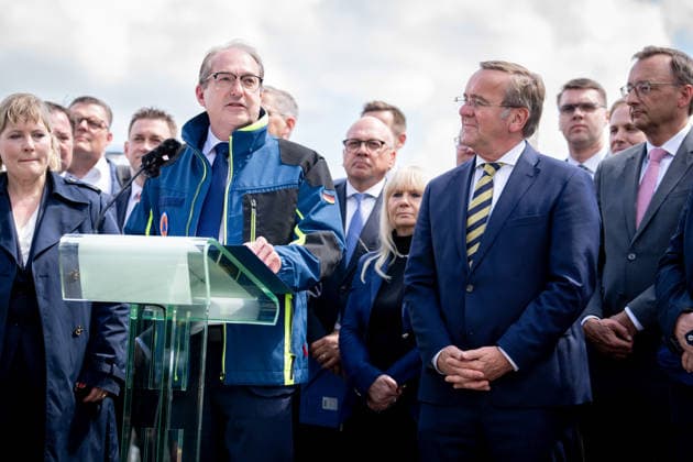 Vorstellung des Pakt fuer den Bevoelkerungsschutz und Uebergabe 13 Einsatzfahrzeuge fuer den Zivilschutz Bundesinnenminister Alexander Dobrindt mit Bundesverteidigungsminister Boris Pistorius beim gemeinsamen Pressestatement zur Vorstellung des Pakt fuer den Bevoelkerungsschutz und Uebergabe 13 Einsatzfahrzeuge fuer den Zivilschutz. Im Mittelpunkt des Termins stehen die Investitionen des Bundes zur Staerkung des Bevoelkerungsschutzes in Deutschland. Spezialfaehigkeiten des Zivilschutzes sowie praktische Hinweise zum Selbstschutz. Uebergabe 13 Spezialfahrzeuge fuer den Zivilschutz an ehrenamtliche Einsatzkraefte aus Baden-Württemberg, Berlin, Brandenburg und Thueringen., Berlin , 20.05.2026 Berlin Berlin Deutschland *** Presentation o