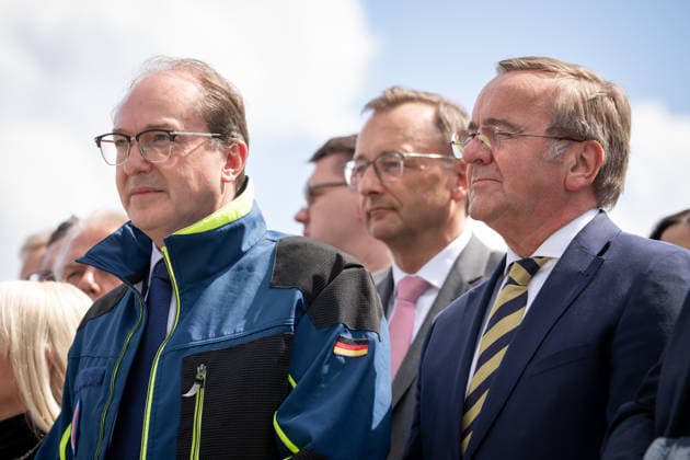 Vorstellung des Pakt fuer den Bevoelkerungsschutz und Uebergabe 13 Einsatzfahrzeuge fuer den Zivilschutz Bundesinnenminister Alexander Dobrindt gemeinsam mit Bundesverteidigungsminister Boris Pistorius beim gemeinsamen Pressestatement zur Vorstellung des Pakt fuer den Bevoelkerungsschutz und Uebergabe 13 Einsatzfahrzeuge fuer den Zivilschutz. Im Mittelpunkt des Termins stehen die Investitionen des Bundes zur Staerkung des Bevoelkerungsschutzes in Deutschland. Spezialfaehigkeiten des Zivilschutzes sowie praktische Hinweise zum Selbstschutz. Uebergabe 13 Spezialfahrzeuge fuer den Zivilschutz an ehrenamtliche Einsatzkraefte aus Baden-Württemberg, Berlin, Brandenburg und Thueringen., Berlin , 20.05.2026 Berlin Berlin Deutschland *** Pres