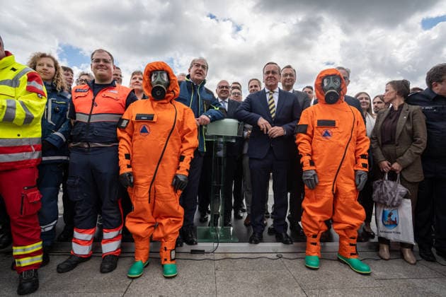 Bundesinnenminister Alexander Dobrindt (in Jacke des Zivilschutzes) und Verteidigungsminister Boris Pistorius vor dem Berliner Hauptbahnhof;Vorstellung Pakt für den Bevölkerungsschutz durch Bundesinnenminister und Verteidigungsminister mit Übergabe von 13 Einsatzfahrzeugen an den Zivilschutz, Berlin Berlin Deutschland Hauptbahnhof, Washingtonplatz *** Federal Interior Minister Alexander Dobrindt in civil defense jacket and Defense Minister Boris Pistorius in front of Berlin Central Station Presentation of the Civil Protection Pact by Federal Interior Minister and Defense Minister with handover of 13 emergency vehicles to the Civil Defense, Berlin Berlin Germany Central Station, Washingtonplatz