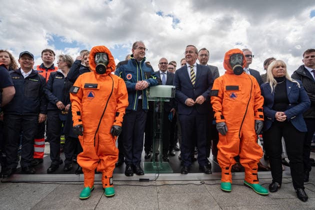 Bundesinnenminister Alexander Dobrindt (in Jacke des Zivilschutzes) und Verteidigungsminister Boris Pistorius vor dem Berliner Hauptbahnhof;Vorstellung Pakt für den Bevölkerungsschutz durch Bundesinnenminister und Verteidigungsminister mit Übergabe von 13 Einsatzfahrzeugen an den Zivilschutz, Berlin Berlin Deutschland Hauptbahnhof, Washingtonplatz *** Federal Interior Minister Alexander Dobrindt in civil defense jacket and Defense Minister Boris Pistorius in front of Berlin Central Station Presentation of the Civil Protection Pact by Federal Interior Minister and Defense Minister with handover of 13 emergency vehicles to the Civil Defense, Berlin Berlin Germany Central Station, Washingtonplatz