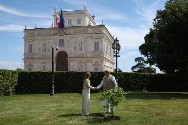 IPA84899195 - Rome, Italy May 20, 2026: Giorgia Meloni with Narendra Modi plant a black mulberry tree donated by Indian Prime Minister . Prime Minister Giorgia Meloni meets with Prime Minister of India Narendra Modi to further strengthen the strategic partnership between Italy and India at Villa Doria Pamphilj for a discussion on economy, innovation, energy and international cooperation.  Copyright: xmarcoxiacobuccix xmarcoxiacobuccix 84899195