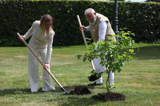 IPA84899044 - Rome, Italy May 20, 2026: Giorgia Meloni with Narendra Modi plant a black mulberry tree donated by Indian Prime Minister . Prime Minister Giorgia Meloni meets with Prime Minister of India Narendra Modi to further strengthen the strategic partnership between Italy and India at Villa Doria Pamphilj for a discussion on economy, innovation, energy and international cooperation.  Copyright: xmarcoxiacobuccix xmarcoxiacobuccix 84899044