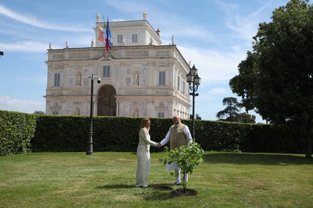 IPA84899192 - Rome, Italy May 20, 2026: Giorgia Meloni with Narendra Modi plant a black mulberry tree donated by Indian Prime Minister . Prime Minister Giorgia Meloni meets with Prime Minister of India Narendra Modi to further strengthen the strategic partnership between Italy and India at Villa Doria Pamphilj for a discussion on economy, innovation, energy and international cooperation.  Copyright: xmarcoxiacobuccix xmarcoxiacobuccix 84899192