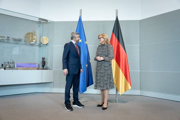 Julia Klöckner, Scheich Abdullah bin Zayed Al Nahyan Berlin, Bundestagspräsidentin, Julia Klöckner, Außenminister VAE, Scheich Abdullah bin Zayed Al Nahyan, Reichstagsgebäude Berlin Berlin GER *** Julia Klöckner, Sheikh Abdullah bin Zayed Al Nahyan Berlin, President of the Bundestag, Julia Klöckner, Foreign Minister UAE, Sheikh Abdullah bin Zayed Al Nahyan, Reichstag Building Berlin Berlin GER