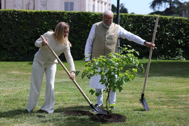IPA84899091 - Rome, Italy May 20, 2026: Giorgia Meloni with Narendra Modi plant a black mulberry tree donated by Indian Prime Minister . Prime Minister Giorgia Meloni meets with Prime Minister of India Narendra Modi to further strengthen the strategic partnership between Italy and India at Villa Doria Pamphilj for a discussion on economy, innovation, energy and international cooperation.  Copyright: xmarcoxiacobuccix xmarcoxiacobuccix 84899091