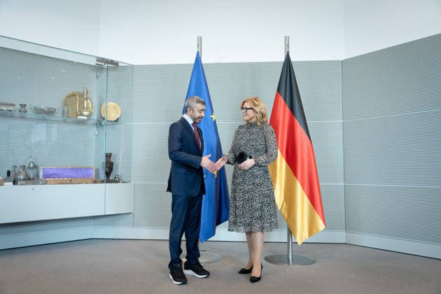 Julia Klöckner, Scheich Abdullah bin Zayed Al Nahyan Berlin, Bundestagspräsidentin, Julia Klöckner, Außenminister VAE, Scheich Abdullah bin Zayed Al Nahyan, Reichstagsgebäude Berlin Berlin GER *** Julia Klöckner, Sheikh Abdullah bin Zayed Al Nahyan Berlin, President of the Bundestag, Julia Klöckner, Foreign Minister UAE, Sheikh Abdullah bin Zayed Al Nahyan, Reichstag Building Berlin Berlin GER