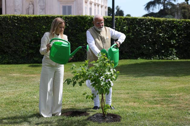 IPA84899189 - Rome, Italy May 20, 2026: Giorgia Meloni with Narendra Modi plant a black mulberry tree donated by Indian Prime Minister . Prime Minister Giorgia Meloni meets with Prime Minister of India Narendra Modi to further strengthen the strategic partnership between Italy and India at Villa Doria Pamphilj for a discussion on economy, innovation, energy and international cooperation.  Copyright: xmarcoxiacobuccix xmarcoxiacobuccix 84899189