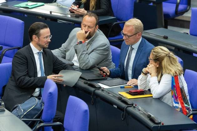 79. Sitzung des Deutschen Bundestages am 20.05.2026 im Plenarsaal des Reichstagsgebäudes in Berlin Dirk Wiese ( Parlamentarischer Geschäftsführer Fraktion der Sozialdemokratischen Partei Deutschlands SPD im Bundestag ), links - Hendrik Bollmann ( MdB Sozialdemokratische Partei Deutschlands SPD ), rechts *** 79 Session of the German Bundestag on 20 05 2026 in the plenary chamber of the Reichstag building in Berlin Dirk Wiese Parliamentary Secretary Parliamentary Group of the Social Democratic Party of Germany SPD in the Bundestag , left Hendrik Bollmann MdB Social Democratic Party of Germany SPD , right xJRx