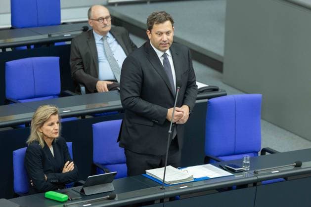 79. Sitzung des Deutschen Bundestages am 20.05.2026 im Plenarsaal des Reichstagsgebäudes in Berlin Lars Klingbeil ( Bundesfinanzminister Finanzminister ) *** 79 Session of the German Bundestag on 20 05 2026 in the plenary chamber of the Reichstag building in Berlin Lars Klingbeil Federal Minister of Finance Minister of Finance xJRx