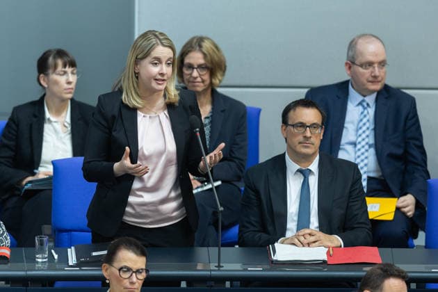 79. Sitzung des Deutschen Bundestages am 20.05.2026 im Plenarsaal des Reichstagsgebäudes in Berlin Verena Hubertz ( Bundesministerin für Wohnen, Stadtentwicklung und Bauwesen Bundesbauministerin ), links - Sören Bartol ( Parlamentarischer Staatssekretär im Bundesministerium für Wohnen, Stadtentwicklung und Bauwesen ), rechts *** 79 Session of the German Bundestag on 20 05 2026 in the plenary chamber of the Reichstag building in Berlin Verena Hubertz Federal Minister of Housing, Urban Development and Building Federal Minister of Building , left Sören Bartol Parliamentary State Secretary at the Federal Ministry of Housing, Urban Development and Building , right xJRx
