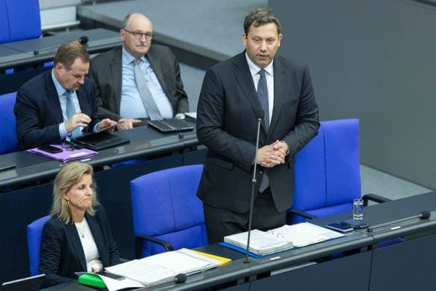 79. Sitzung des Deutschen Bundestages am 20.05.2026 im Plenarsaal des Reichstagsgebäudes in Berlin Lars Klingbeil ( Bundesfinanzminister Finanzminister ) *** 79 Session of the German Bundestag on 20 05 2026 in the plenary chamber of the Reichstag building in Berlin Lars Klingbeil Federal Minister of Finance Minister of Finance xJRx
