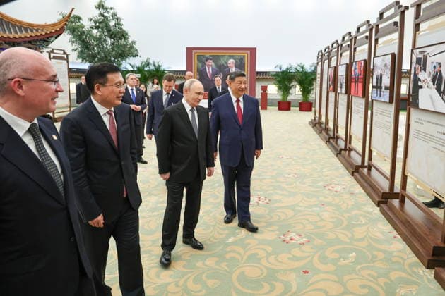 CHINA, BEIJING - MAY 20, 2026: Xi Jinping, President of China, his counterpart Vladimir Putin of Russia, accompanied by Fu Hua, President of the Xinhua News Agency, and Andrei Kondrashov (R-L front), TASS Director General, view a photography exhibition titled Unwavering Friendship of the Great Nations, Strategic Partnership of the Great Powers and held jointly by TASS and Xinhua to mark 25 years since the 2001 Treaty of Good Neighbourliness and Friendly Cooperation between Russia and China Beijing China  - ZUMAt113 20260520_zaa_t113_527 Copyright: xAlexanderxKazakovx