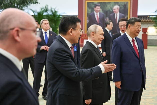 CHINA, BEIJING - MAY 20, 2026: Xi Jinping, President of China, his counterpart Vladimir Putin of Russia, accompanied by Fu Hua, President of the Xinhua News Agency, and Andrei Kondrashov (R-L front), TASS Director General, view a photography exhibition titled Unwavering Friendship of the Great Nations, Strategic Partnership of the Great Powers and held jointly by TASS and Xinhua to mark 25 years since the 2001 Treaty of Good Neighbourliness and Friendly Cooperation between Russia and China Beijing China  - ZUMAt113 20260520_zaa_t113_528 Copyright: xAlexanderxKazakovx
