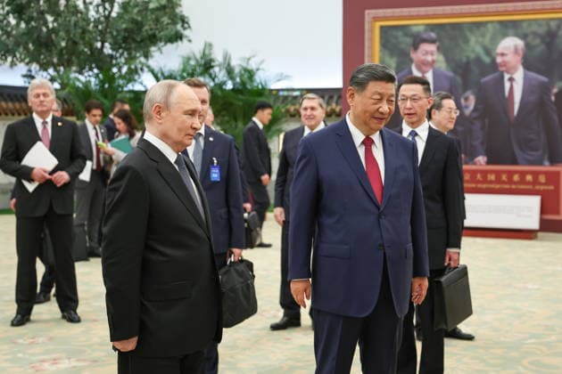 CHINA, BEIJING - MAY 20, 2026: Vladimir Putin, President of Russia, and his counterpart Xi Jinping (L-R front) of China view a photography exhibition titled Unwavering Friendship of the Great Nations, Strategic Partnership of the Great Powers and held jointly by TASS and Xinhua to mark 25 years since the 2001 Treaty of Good Neighbourliness and Friendly Cooperation between Russia and China Beijing China  - ZUMAt113 20260520_zaa_t113_526 Copyright: xAlexanderxKazakovx
