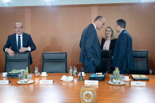 Kabinettsitzung, Bundesregierung, Auftakt Auftakt, Kabinettsitzung, Bundesregierung, Bundeskanzler, Friedrich Merz, Kanzleramtsminister, Thorsten Frei, Verena Hubertz, Bundesministerin, Wohnen, Bauwesen Alexander Dobrindt, Bundesinnenminister Berlin Berlin GER *** Cabinet meeting, Federal Government, Federal Government, Federal Chancellor, Friedrich Merz, Minister of the Chancellery, Thorsten Frei, Verena Hubertz, Federal Minister, Housing, Construction Alexander Dobrindt, Federal Minister of the Interior Berlin Berlin GER